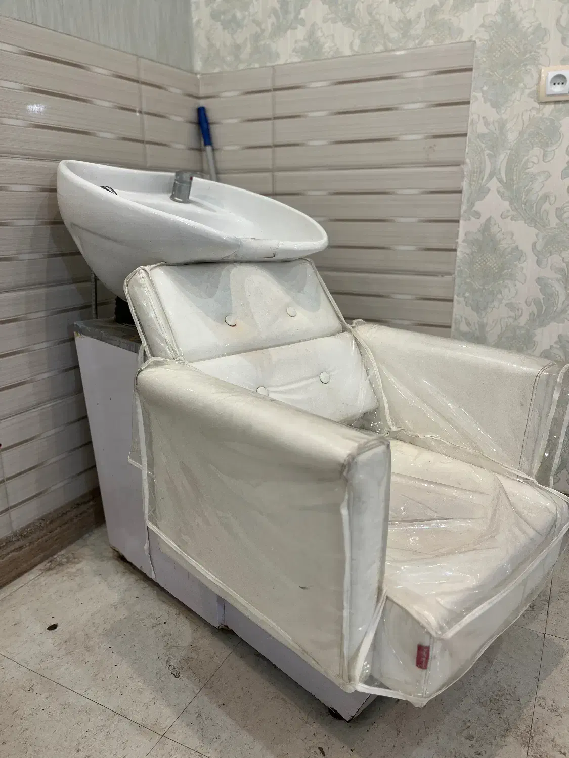 سرشور|آرایشگاه و سالن‌های زیبایی|میانه, |دیوار