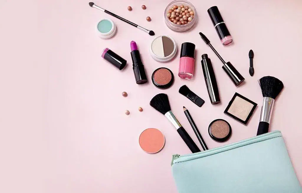 فروشنده با تجربه آرایشی و عطر و ادکلن|استخدام خدمات فروشگاه و رستوران|خوی, |دیوار