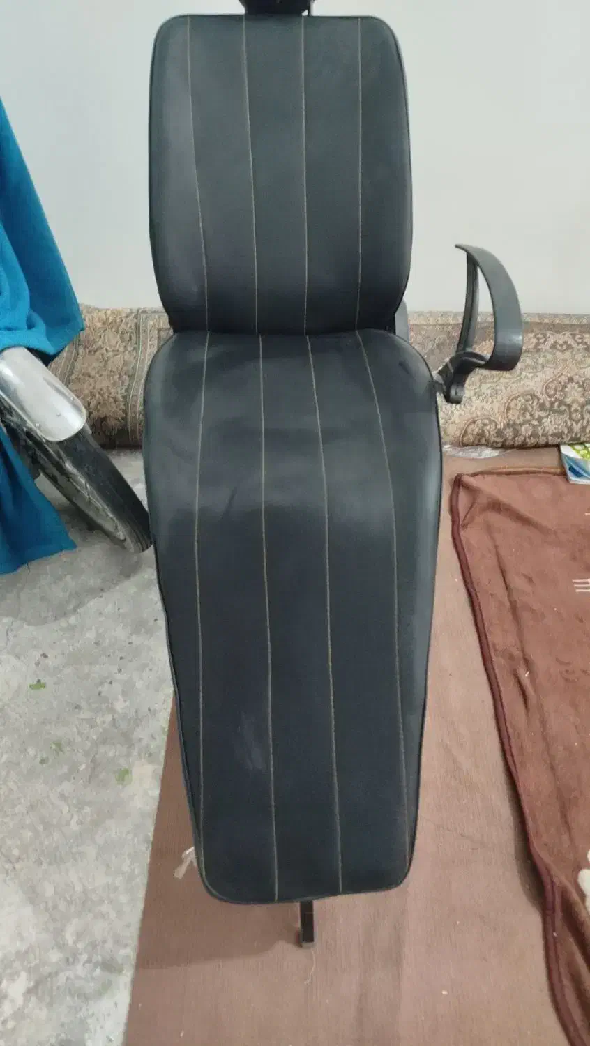 دو عدد صندلی اصلاح|آرایشگاه و سالن‌های زیبایی|کهنوج, |دیوار