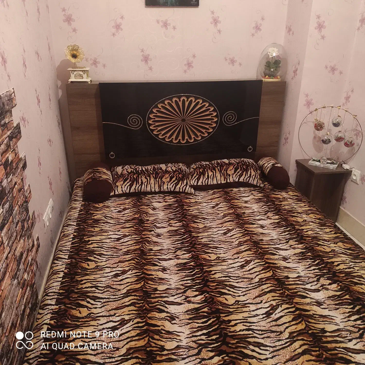 تخت خواب دونفره همراه با میز آرایش و عسلی|تخت و سرویس خواب|کرج, شاهین‌ویلا|دیوار