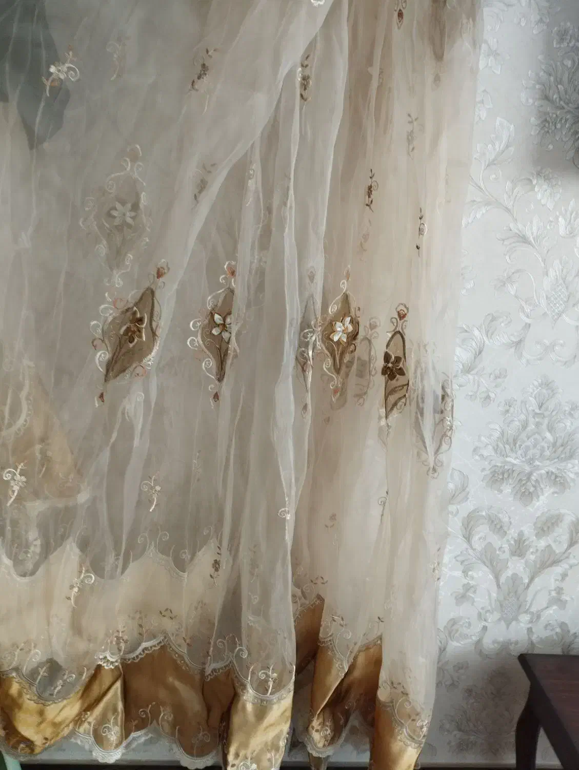 پرده پذیرایی گلدوزی برجسته|پرده، رانر، رومیزی|مشهد, طلاب|دیوار