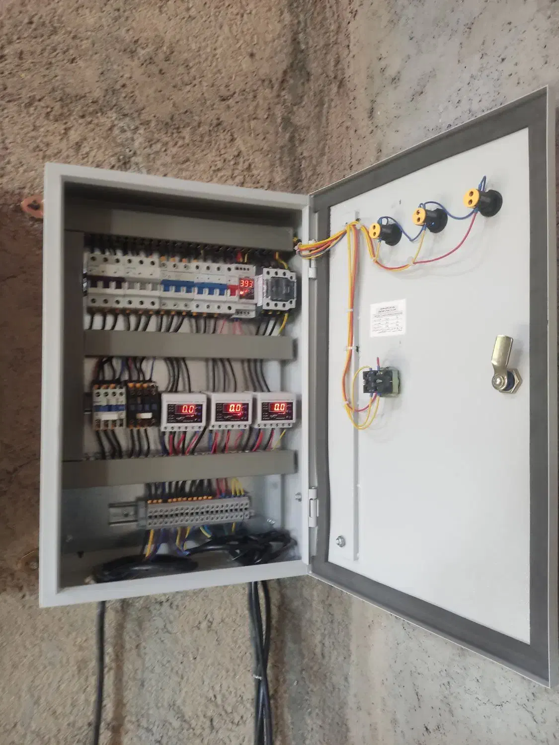 برقکار صنعتی ( سیار) تعمییر و ساخت تابلو برق|خدمات پیشه و مهارت|ورامین, ورامین|دیوار