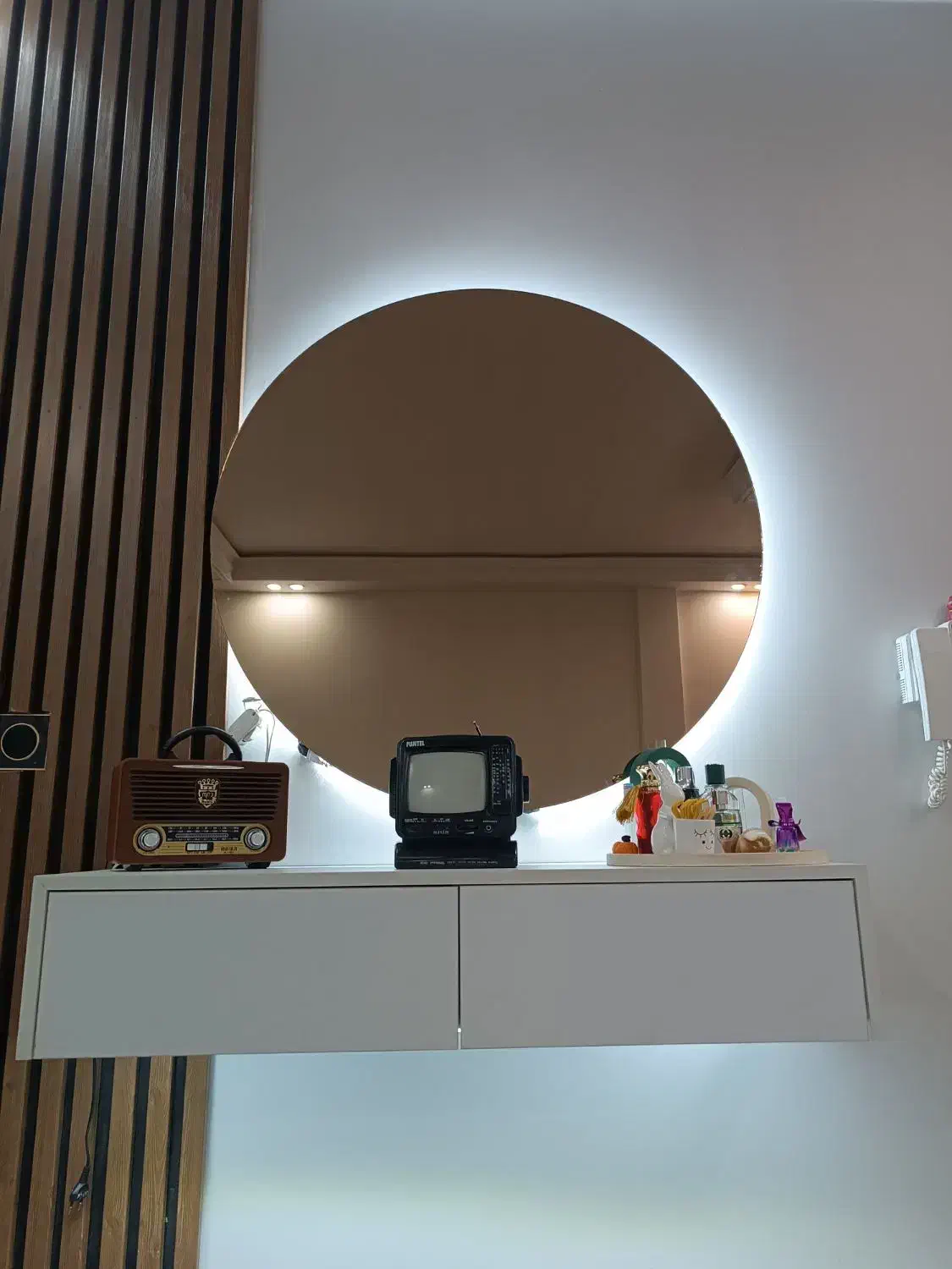 آینه برنز|آینه|رباط‌کریم, رباط‌کریم|دیوار