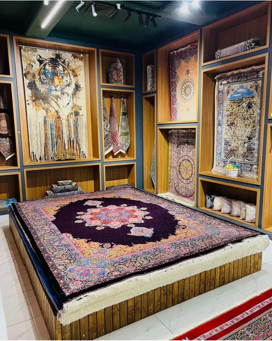 فرش لاکی گل سرخ 1200شانه طرح دستبافت ۶۷۸۰۰|فرش|شیراز, عادل آباد|دیوار