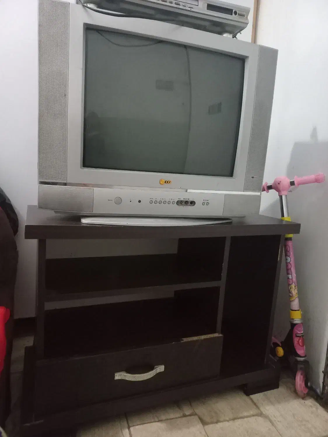 تلوزیون ۲۱ اینچ الجی با میز چوبی|تلویزیون و پروژکتور|رشت, کوی قدس|دیوار