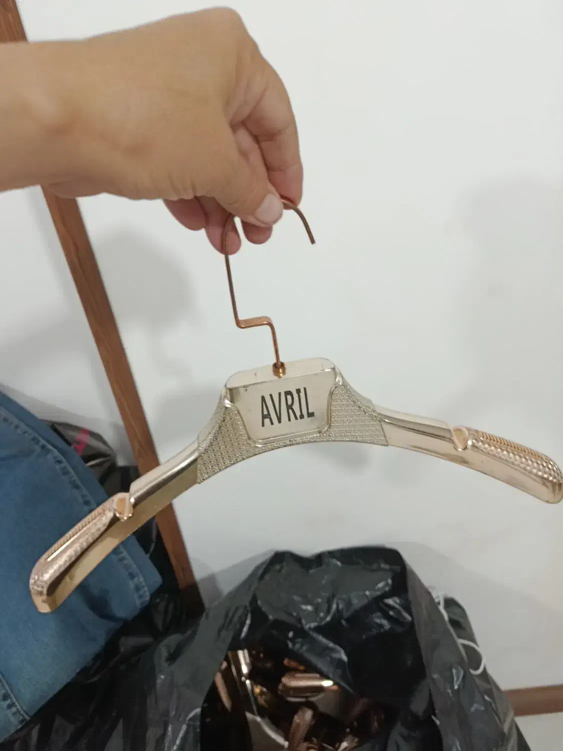 چوب کار چوب لباسی|بندرخت و رخت‌آویز|پرند, فاز ۳|دیوار