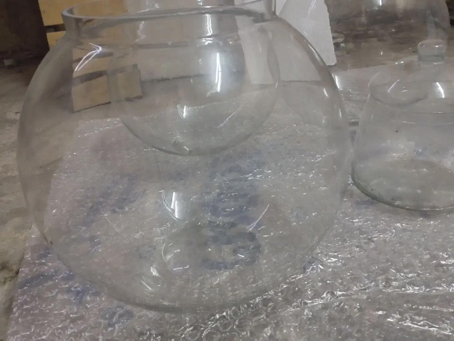 تنگ بزرگ شیشه ای مناسب همه چی|صنایع دستی و سایر لوازم تزئینی|قم, نیروگاه|دیوار