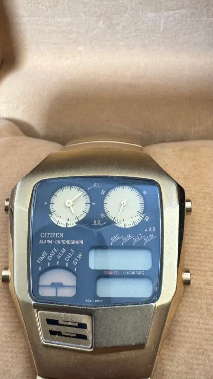 ساعت سیتیزن  مدل شیشه الماس  فضایی|ساعت|بانه, |دیوار