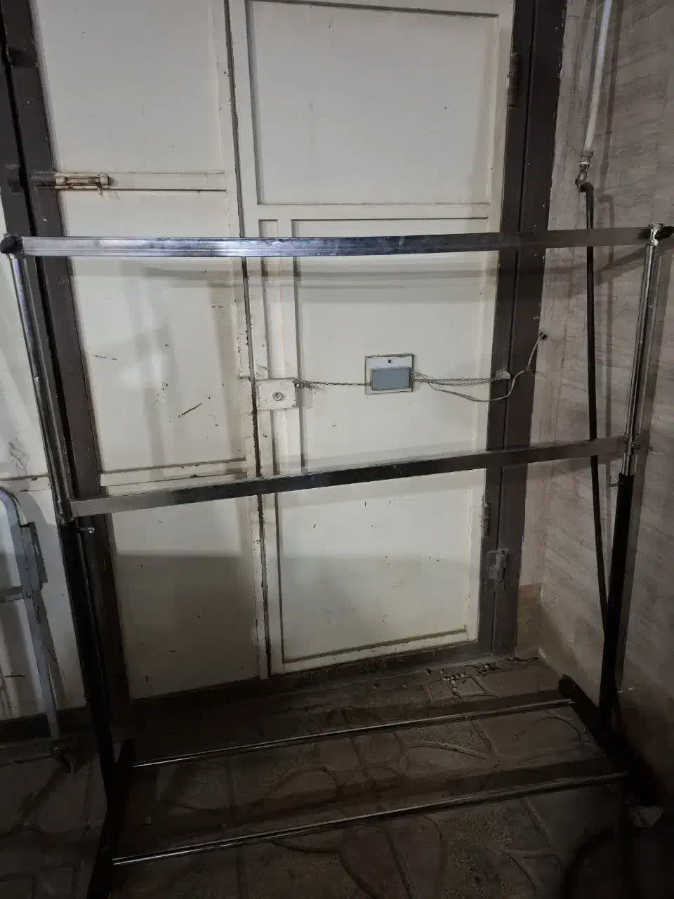 رگال لباس فلزی|مبلمان خانگی و میز عسلی|اصفهان, شهرک ولیعصر|دیوار