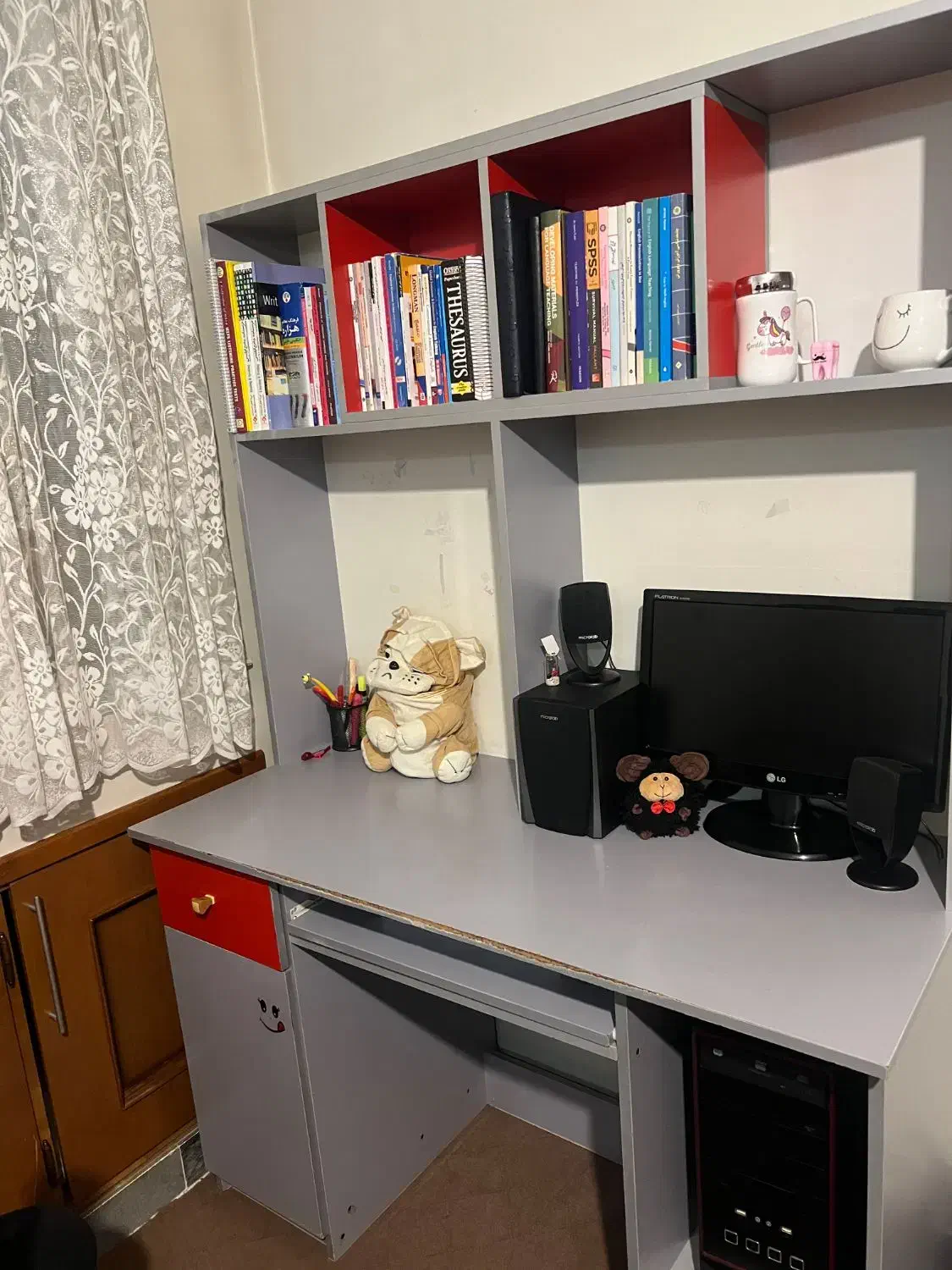 مانیتور LG و سه تا باندو کتابخانه با کمی خط و خش|قطعات و لوازم جانبی رایانه|اردبیل, |دیوار