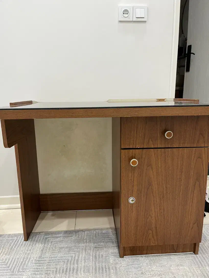 میز تحریر|میز تحریر و کامپیوتر|اندیشه, اندیشه فاز ۴|دیوار