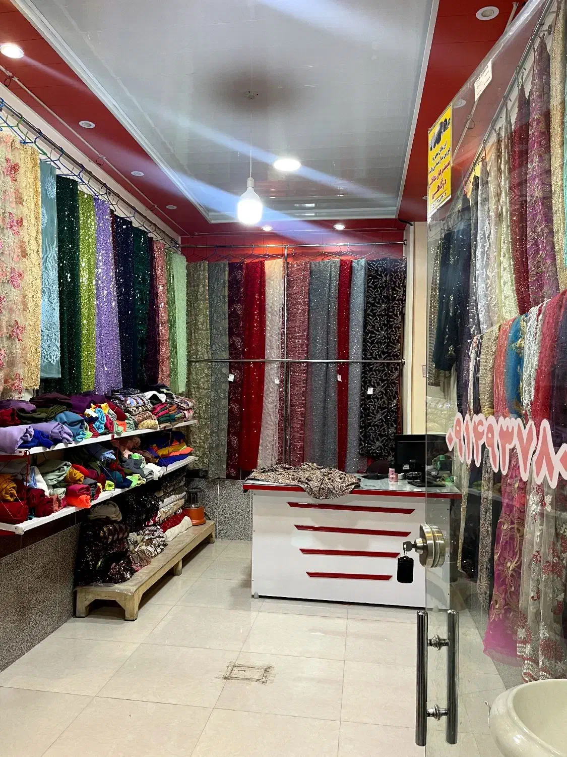 فروش یکجا وسایل مغازه پارچه فروشی به همراه پارچه|حراج|سلماس, |دیوار