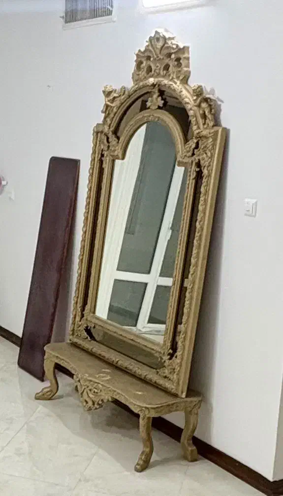 آینه|آینه|گلبهار, شهر جدید گلبهار|دیوار