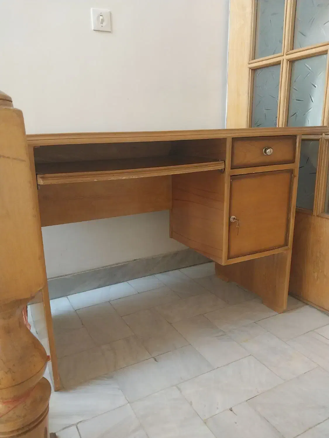 میز تحریر|میز تحریر و کامپیوتر|اصفهان, باغ دریاچه|دیوار