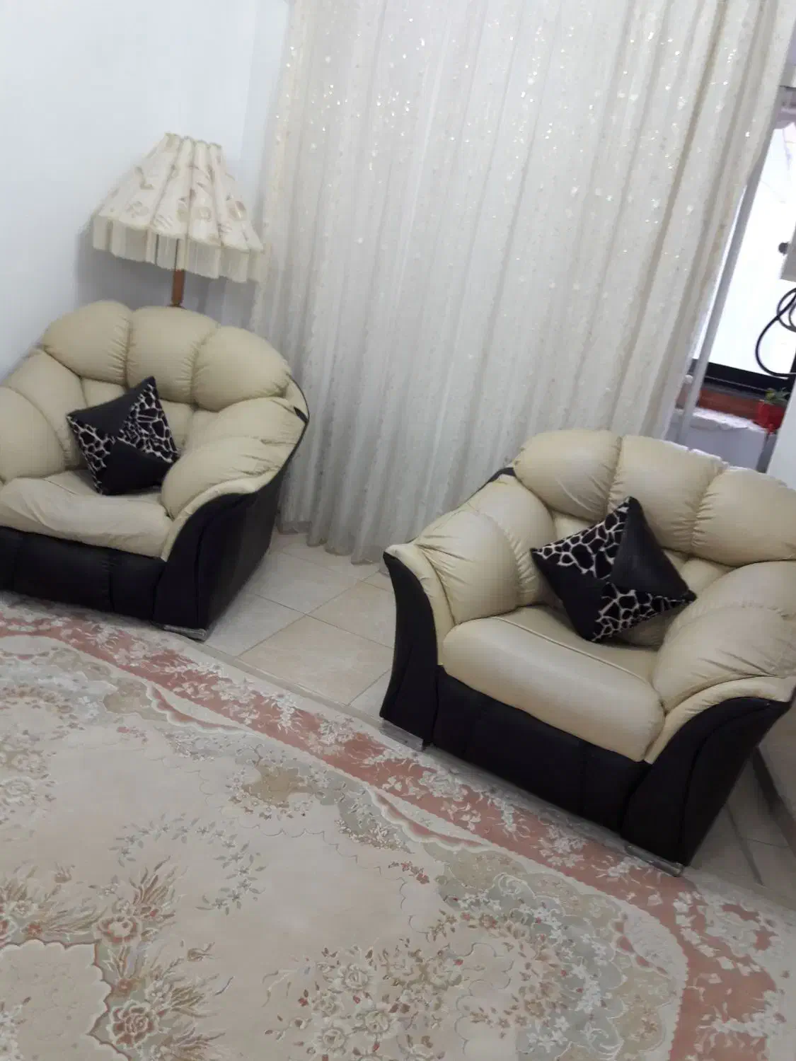 مبل ۵ نفره چرم|مبلمان خانگی و میز عسلی|بندر انزلی, جهانگانی|دیوار