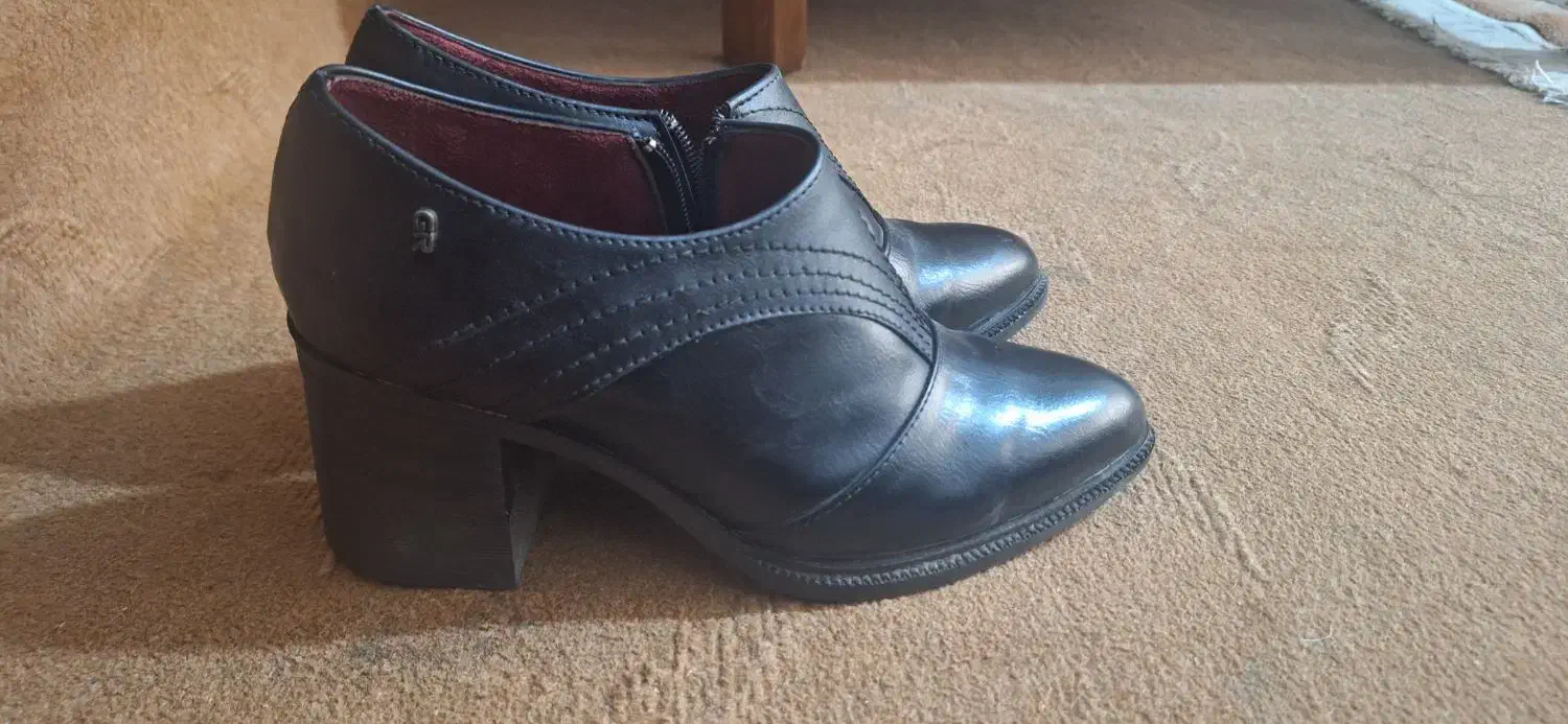 کفش سایز ۳۸ سالم و تمیز به قیمت ۶۰۰تومان|کیف، کفش، کمربند|فسا, |دیوار