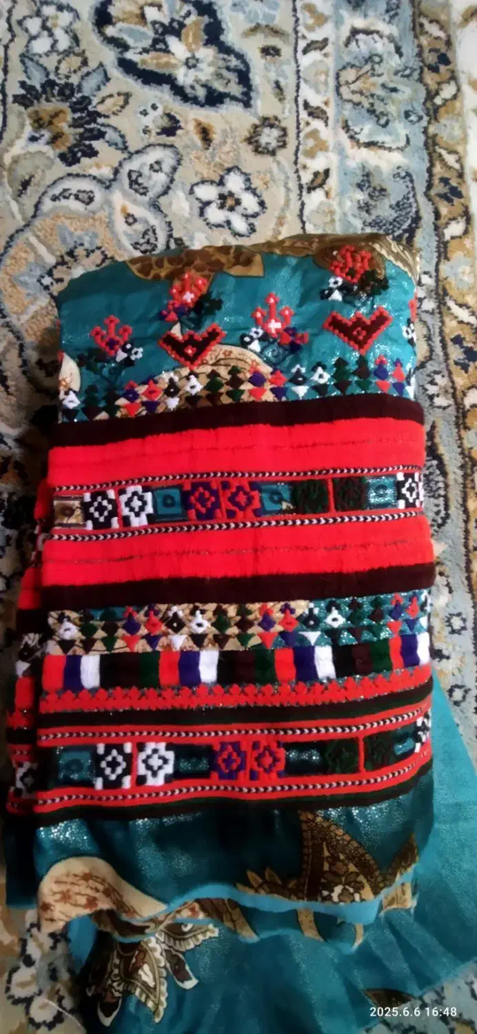 لباس دست دوز|لباس|کنارک, |دیوار