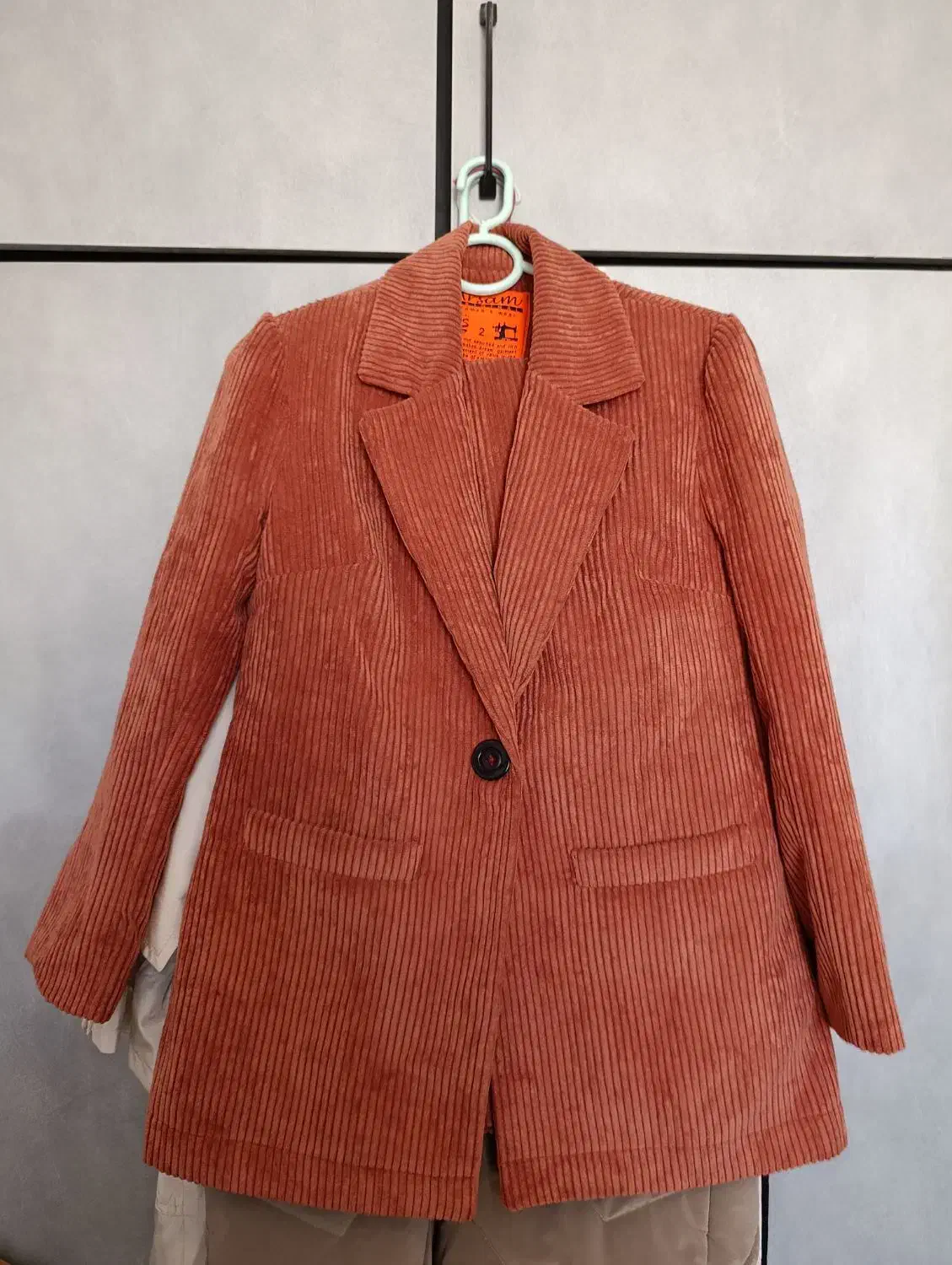 کت و شلوار آجری و پالتو بارانی کرم و پافر نسکافه|لباس|شیراز, قالیشویی|دیوار