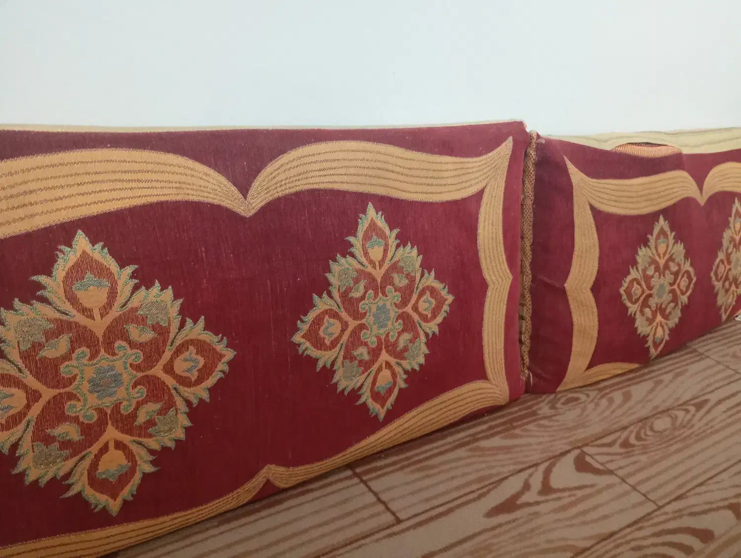 پشتی دیواری|پشتی|صومعه‌سرا, |دیوار