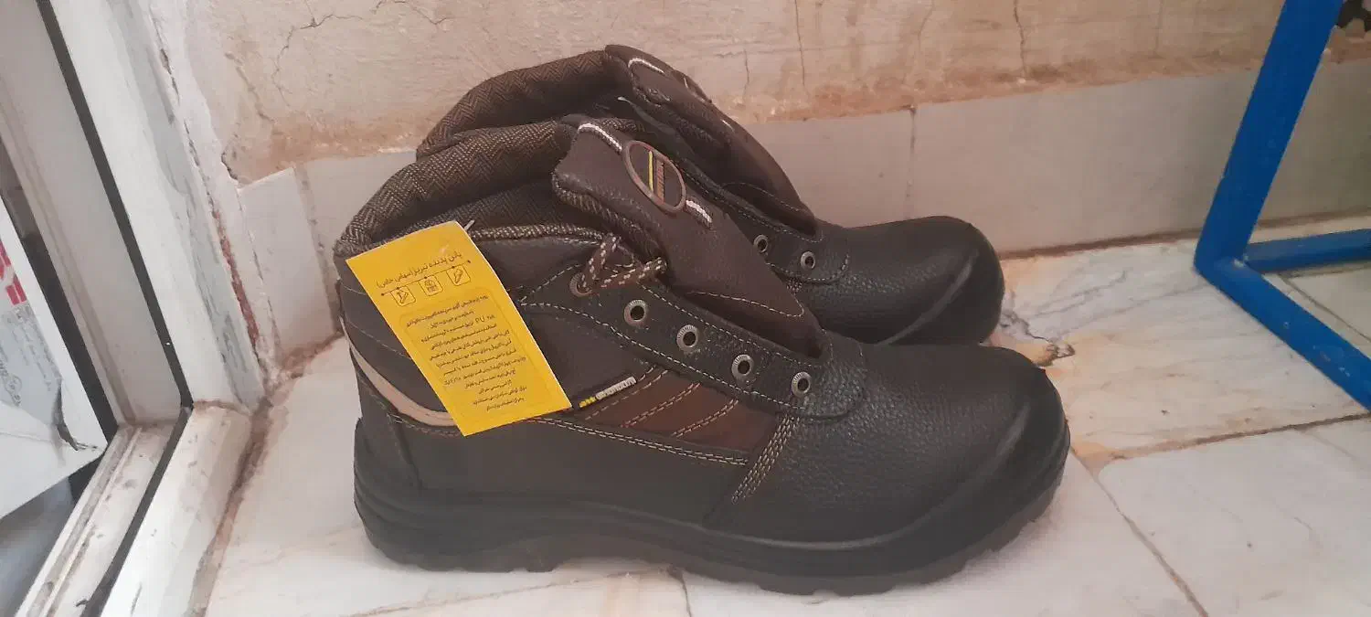 کفش کار جلوش آهن داره  بسیار  محکم وبا دوام|کیف، کفش، کمربند|مهدی شهر, |دیوار