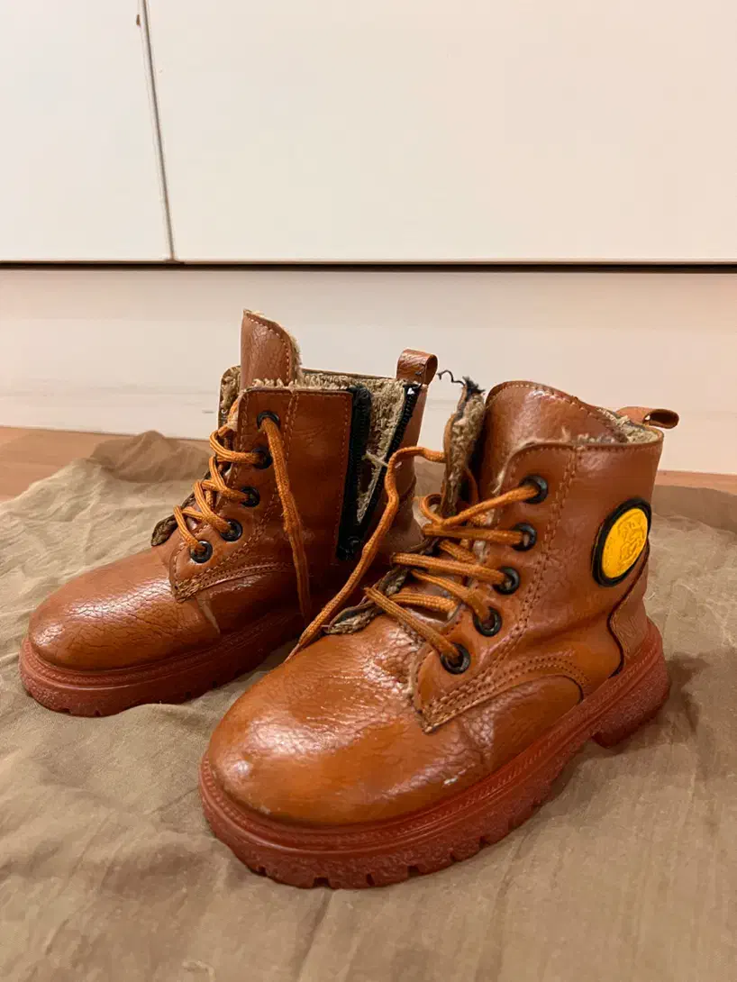 پوتین کتونی کفش کودک|کفش و لباس بچه|بندر انزلی, معلم|دیوار