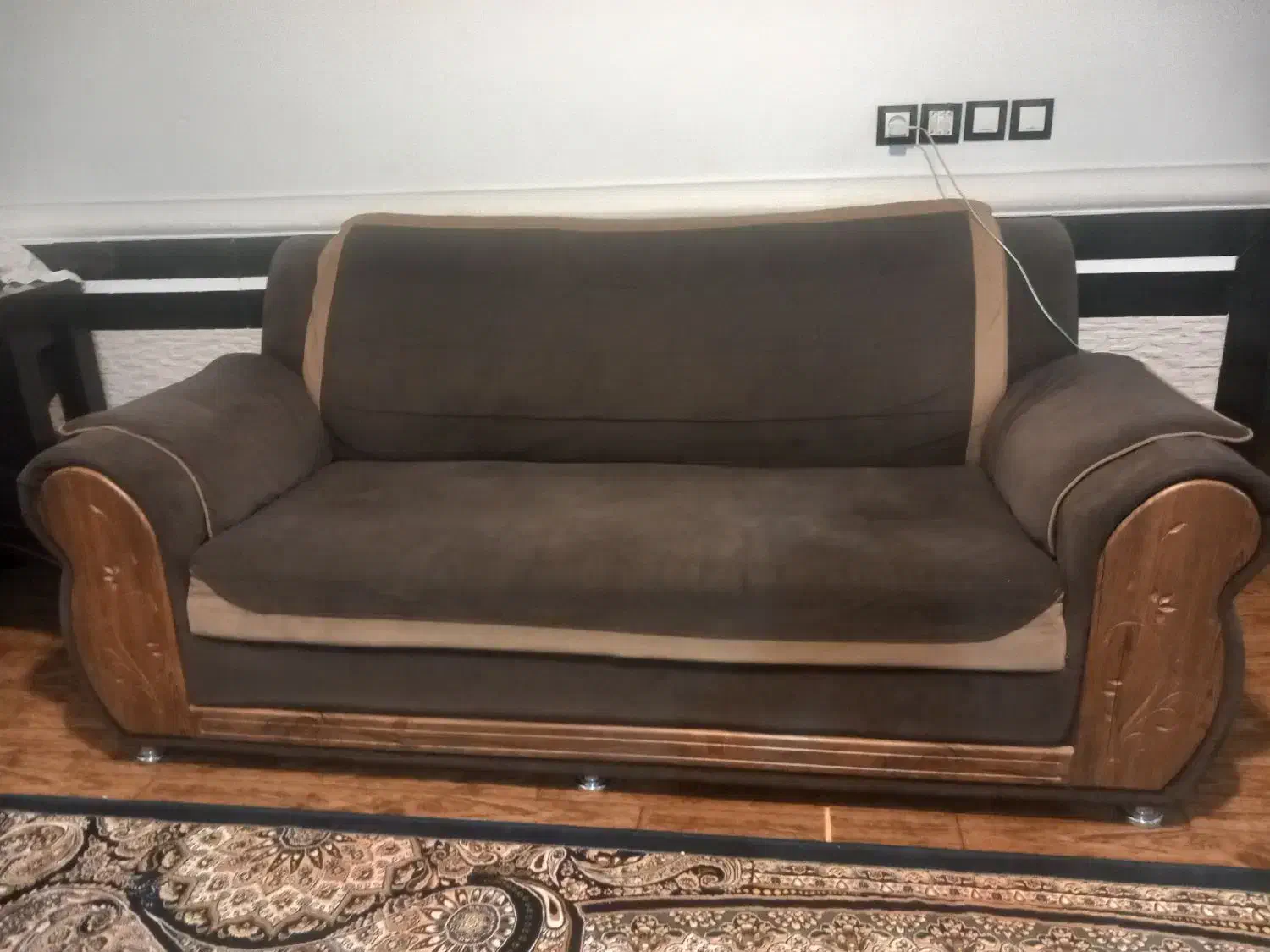 مبل هفت نفره  پایه یکی از مبل ها احتیاج تعمیر دارد|مبلمان خانگی و میز عسلی|مرودشت, فاز دوم شهرک فرهنگیان|دیوار