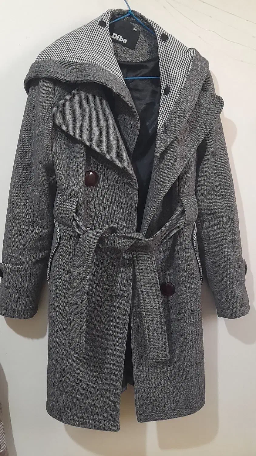 یک  پالتو زنانه جنس زخیم وگرم  درحدنونو|لباس|رودهن, |دیوار