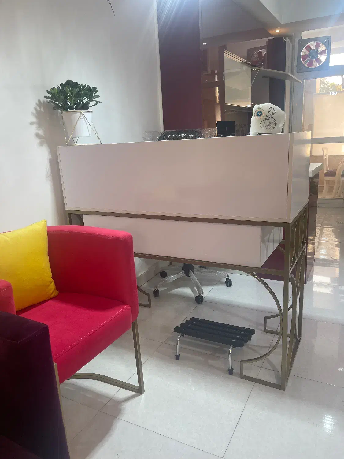 تجهیزات سالن زیبایی|آرایشگاه و سالن‌های زیبایی|ورامین, ورامین|دیوار