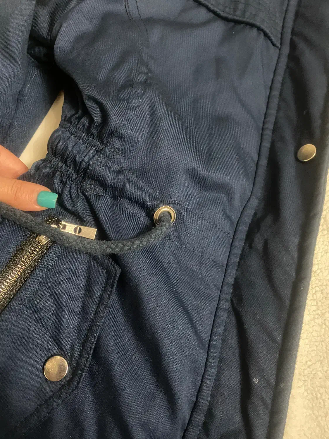 کاپشن|لباس|شهریار, شهریار|دیوار