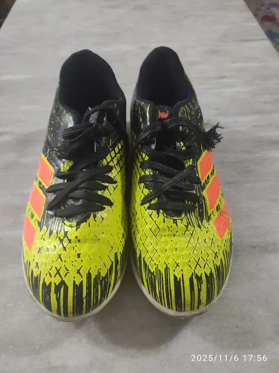 دو جفت کفش ورزشی سالن|کیف، کفش، کمربند|ساوه, |دیوار