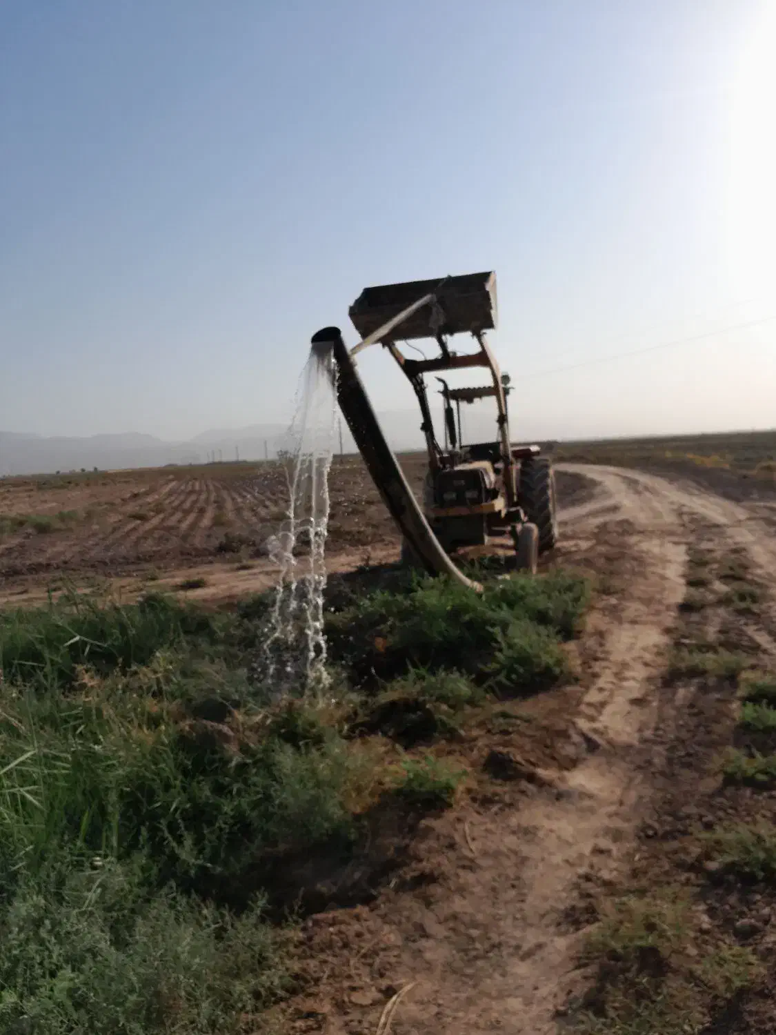 فروش یکدستگاه تراکتور همراه با بیل جلو|خودرو سنگین|گرمسار, |دیوار