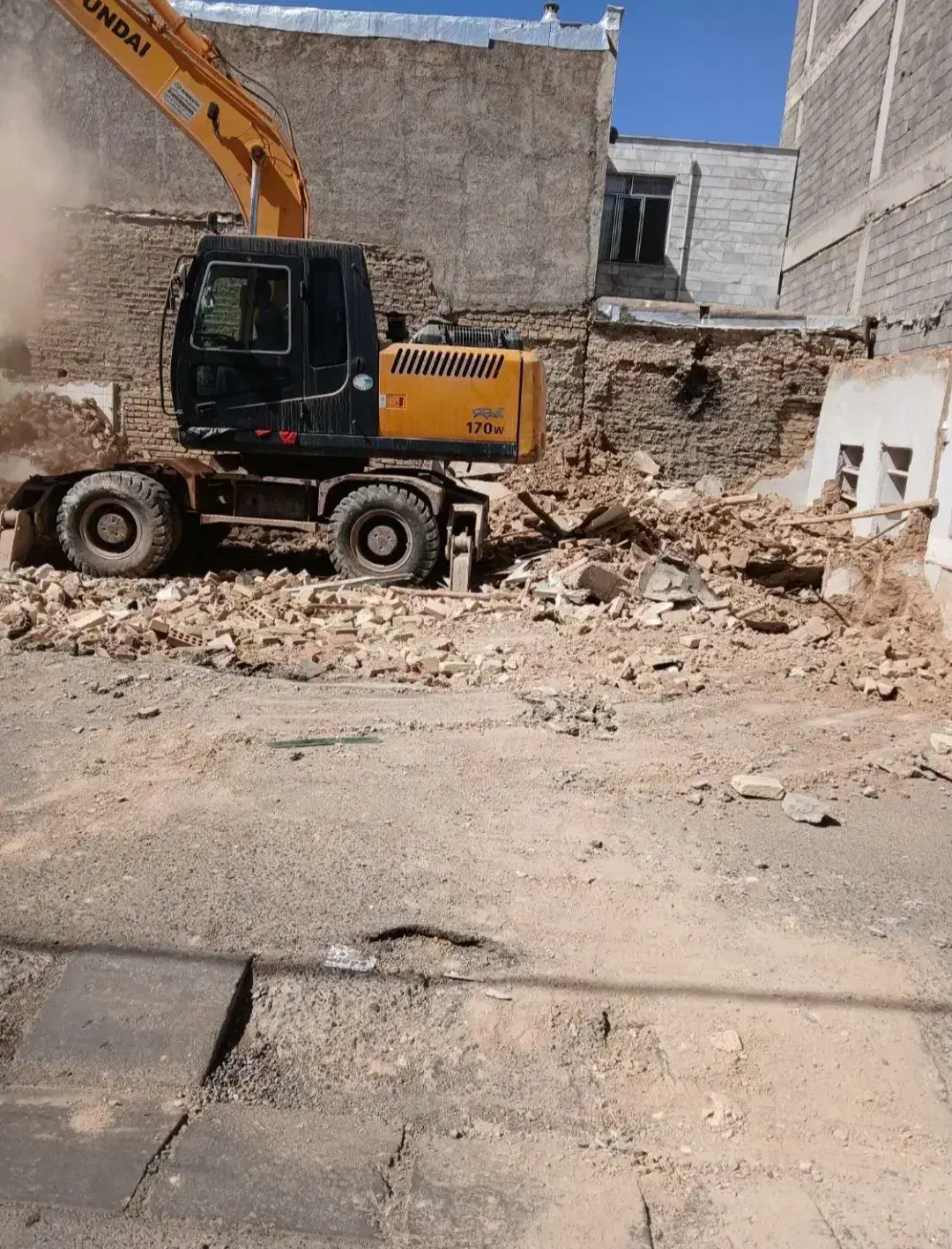 تخریب ساختمان کلی و جزئی با بهترین ابزار و اکیب|خدمات پیشه و مهارت|زنجان, |دیوار