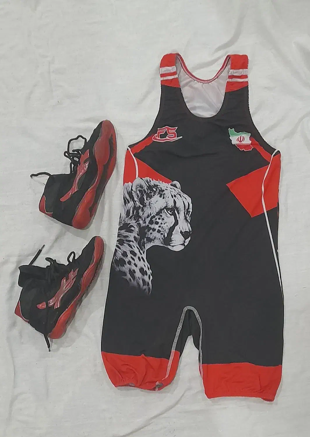 لباس کشتی و کفش و دستکش کیکبوکسینگ|لباس|قم, باغ شریفی|دیوار