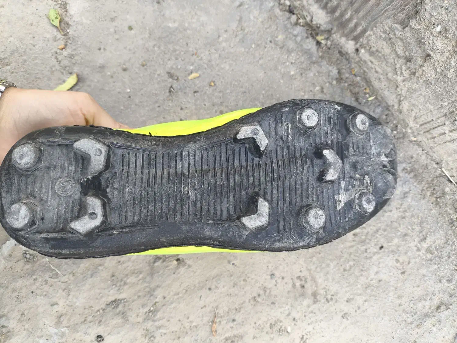 کفش ورزشی مخصوص چمن|کیف، کفش، کمربند|میاندوآب, |دیوار