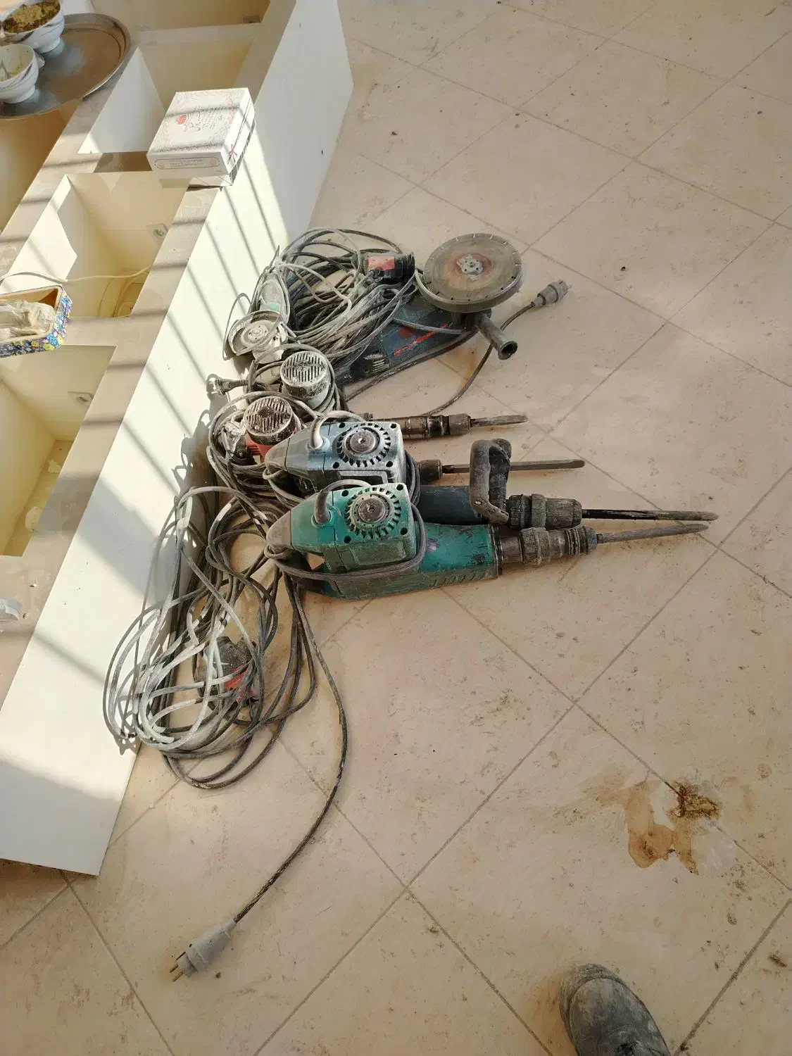 به تعدادی نیرو برای کار تخریب نیازمندیم|استخدام معماری، عمران و ساختمانی|گناباد, |دیوار