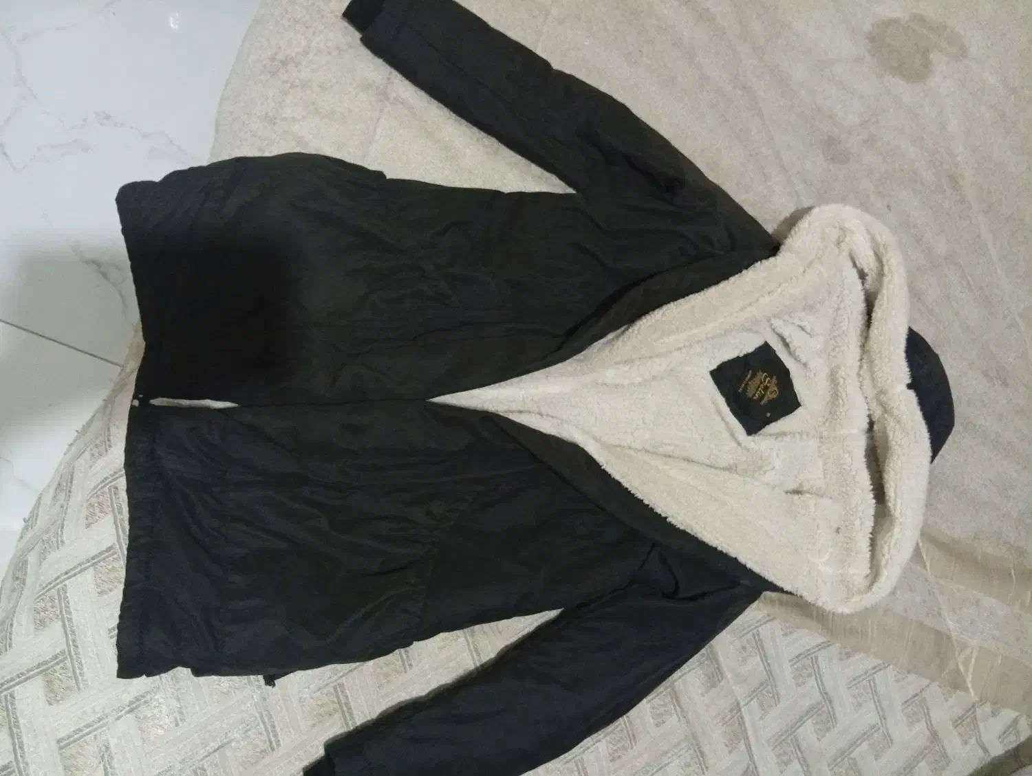 تعدادی لباس|لباس|فردیس, فردیس|دیوار