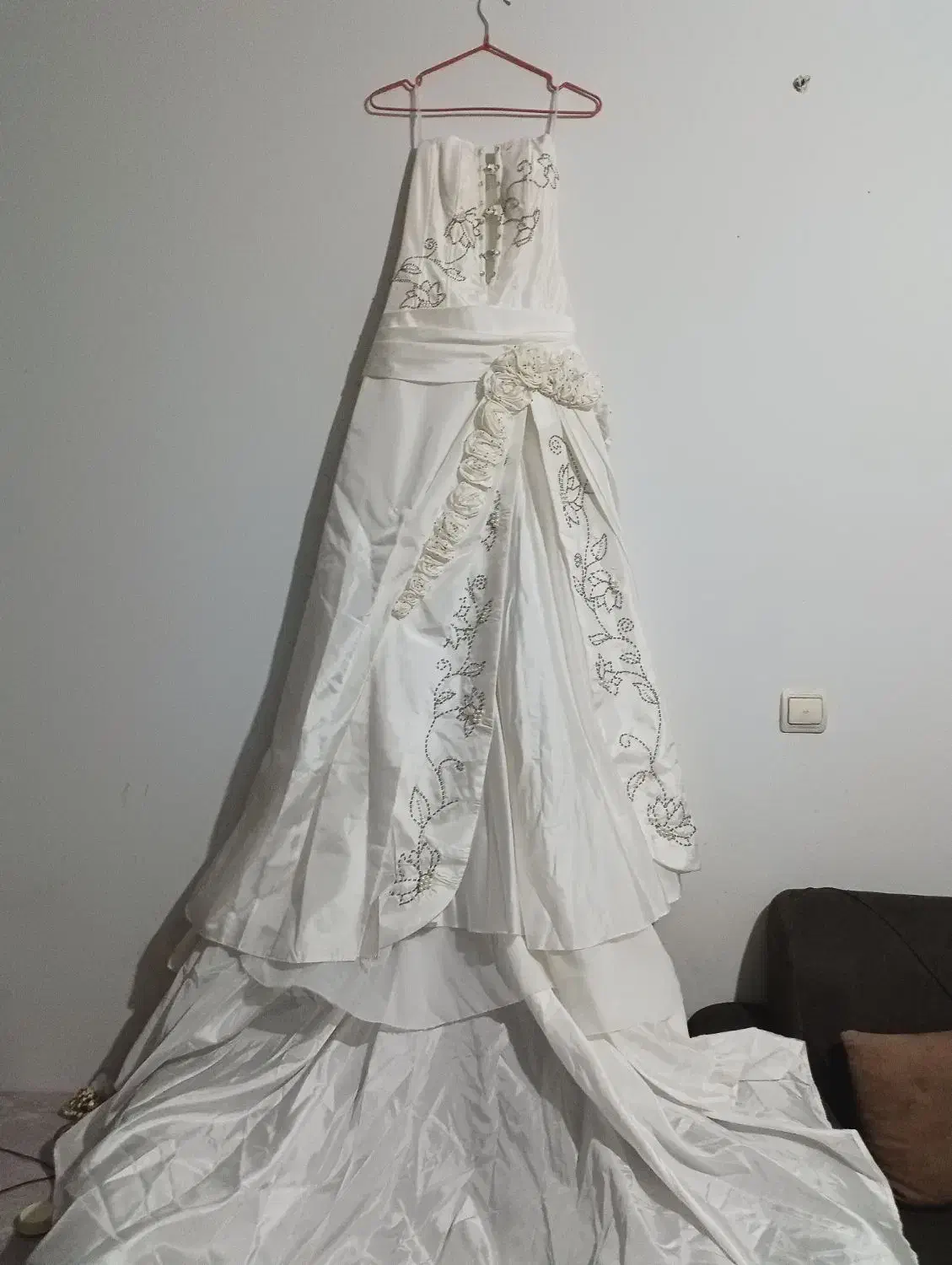 لباس عروس مدل قدیمی اما قشنگه دنباله دار هستش|لباس|کرج, حصارک بالا|دیوار