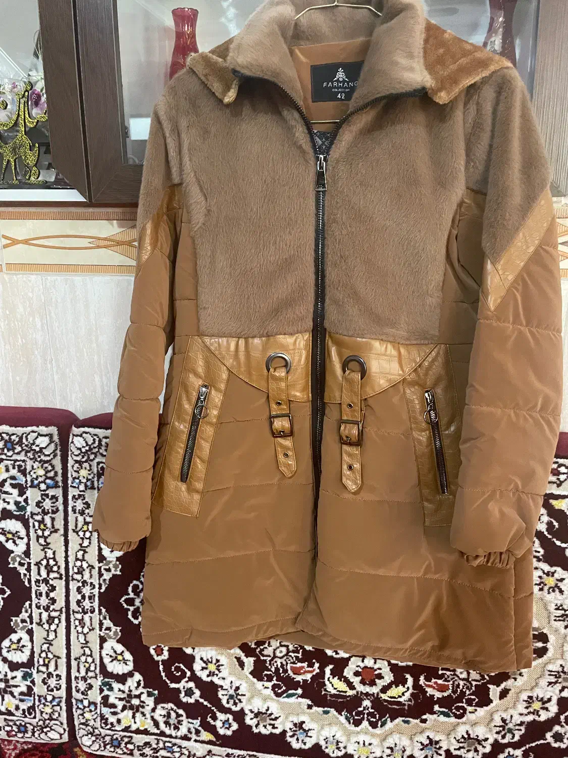 کاپشن|لباس|خسروشاه, |دیوار