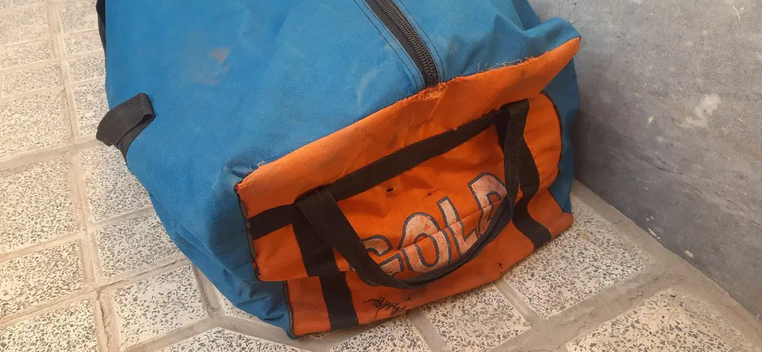 کیف گمشده|اشیا|اصفهان, قهجاورستان|دیوار