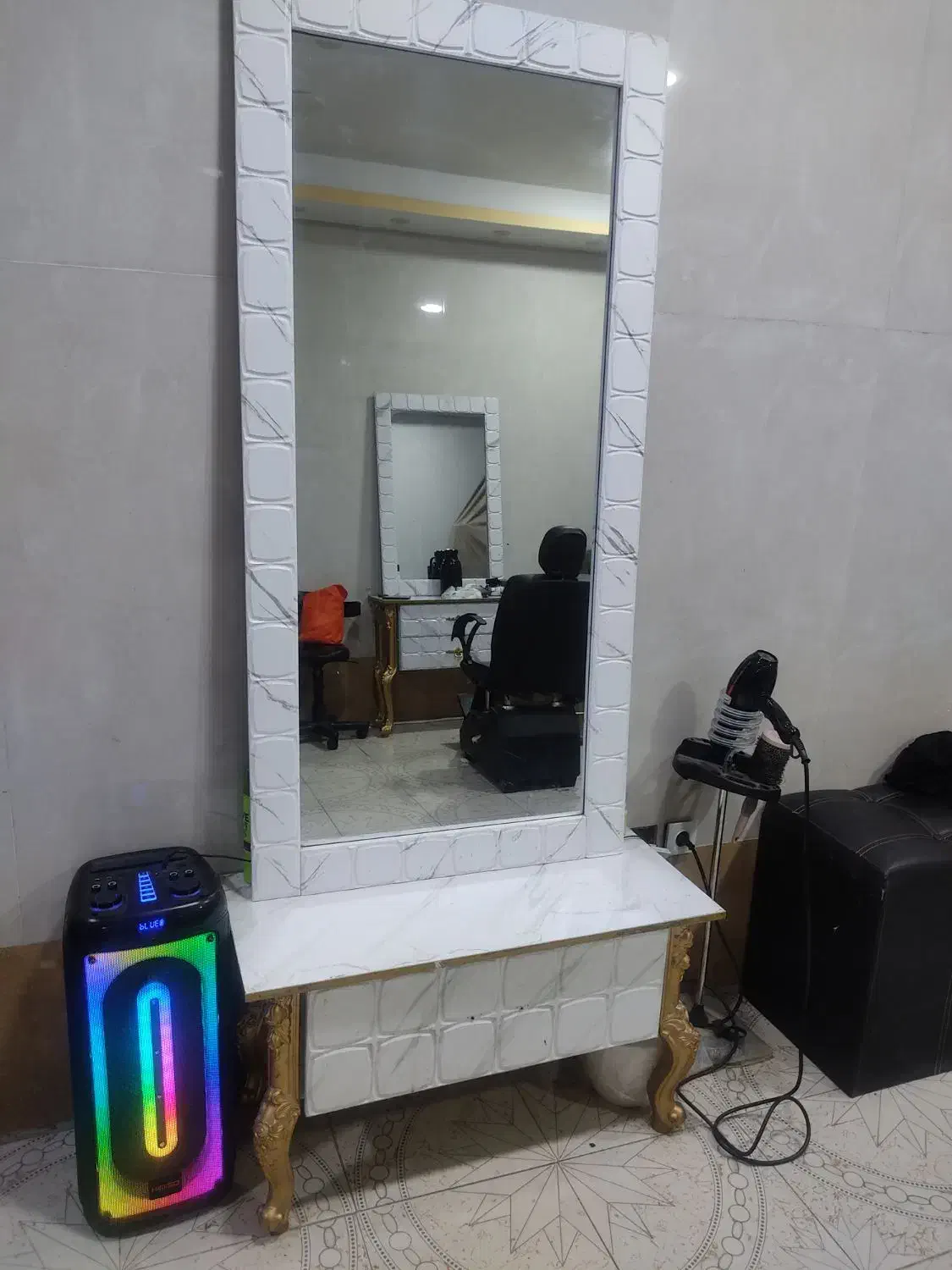 وسایل سالن در حد نو|آرایشگاه و سالن‌های زیبایی|نسیم‌شهر, |دیوار