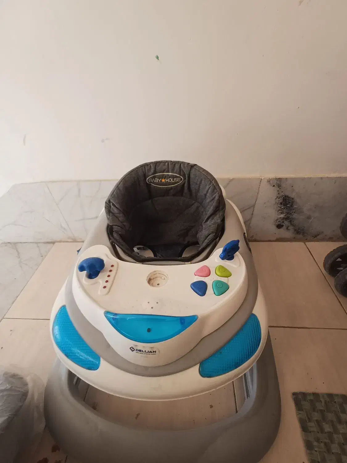 سیسمونی|کالسکه و لوازم جانبی|صدرا-فارس, فاز ۱|دیوار