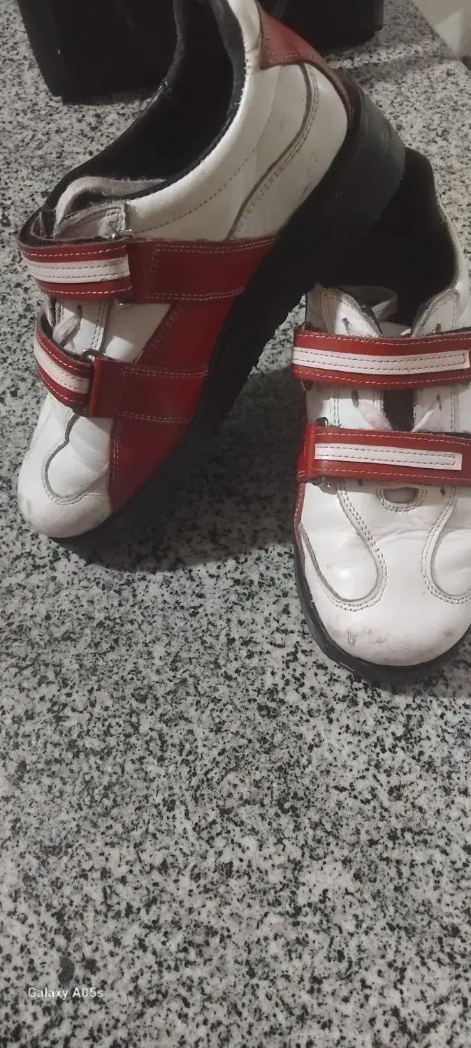 کفش|تجهیزات ورزشی|تویسرکان, |دیوار