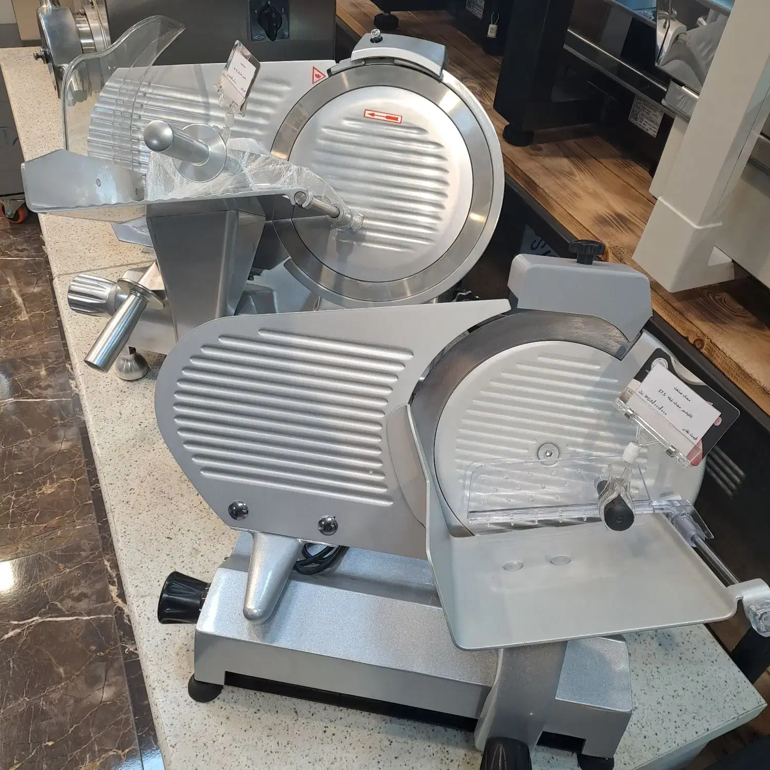 کالباس بر ترازو محک(فروشگاه علوی فومن )|فروشگاه و مغازه|فومن, |دیوار