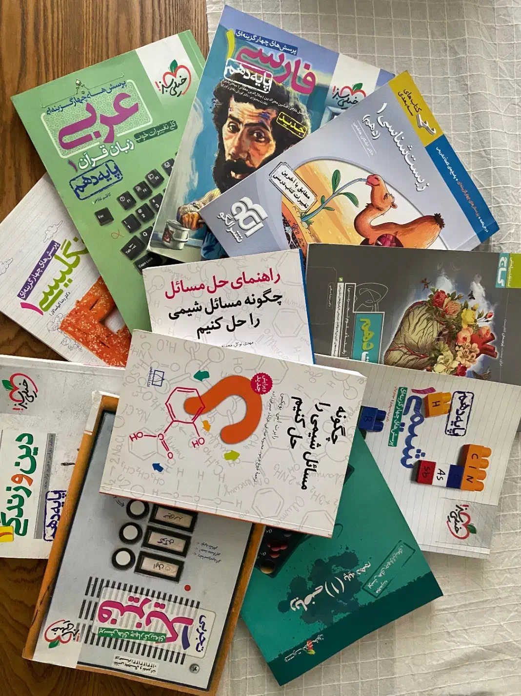 کتاب ۱۰-۱۱-۱۲ و آیین راهنمایی رانندگی کمتر از جلد|کتاب و مجله آموزشی|تهران, قبا|دیوار
