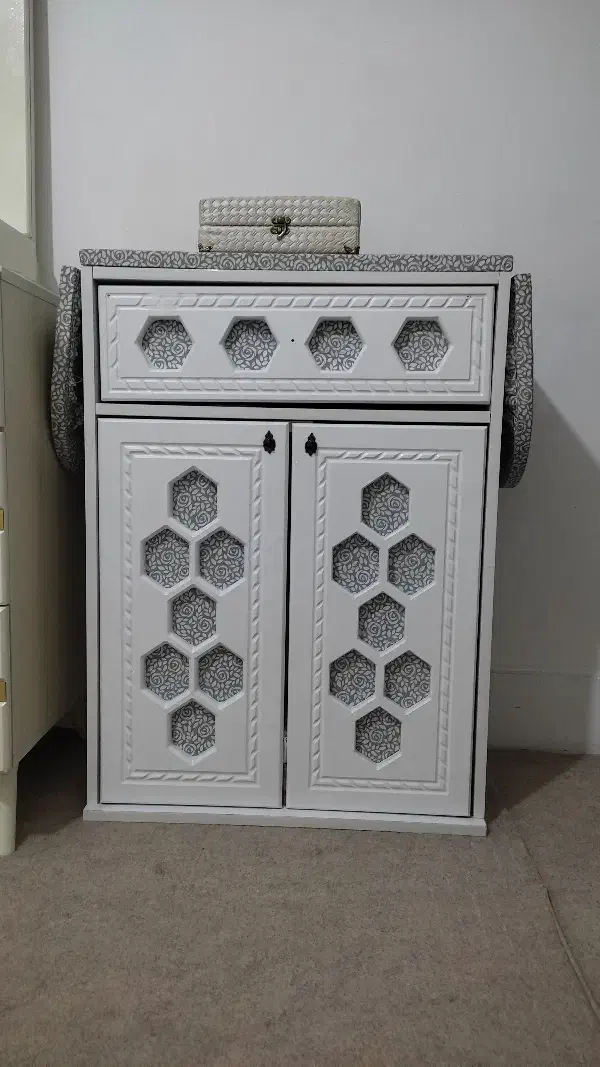 میز چوبی|چرخ خیاطی و ریسندگی|نسیم‌شهر, |دیوار