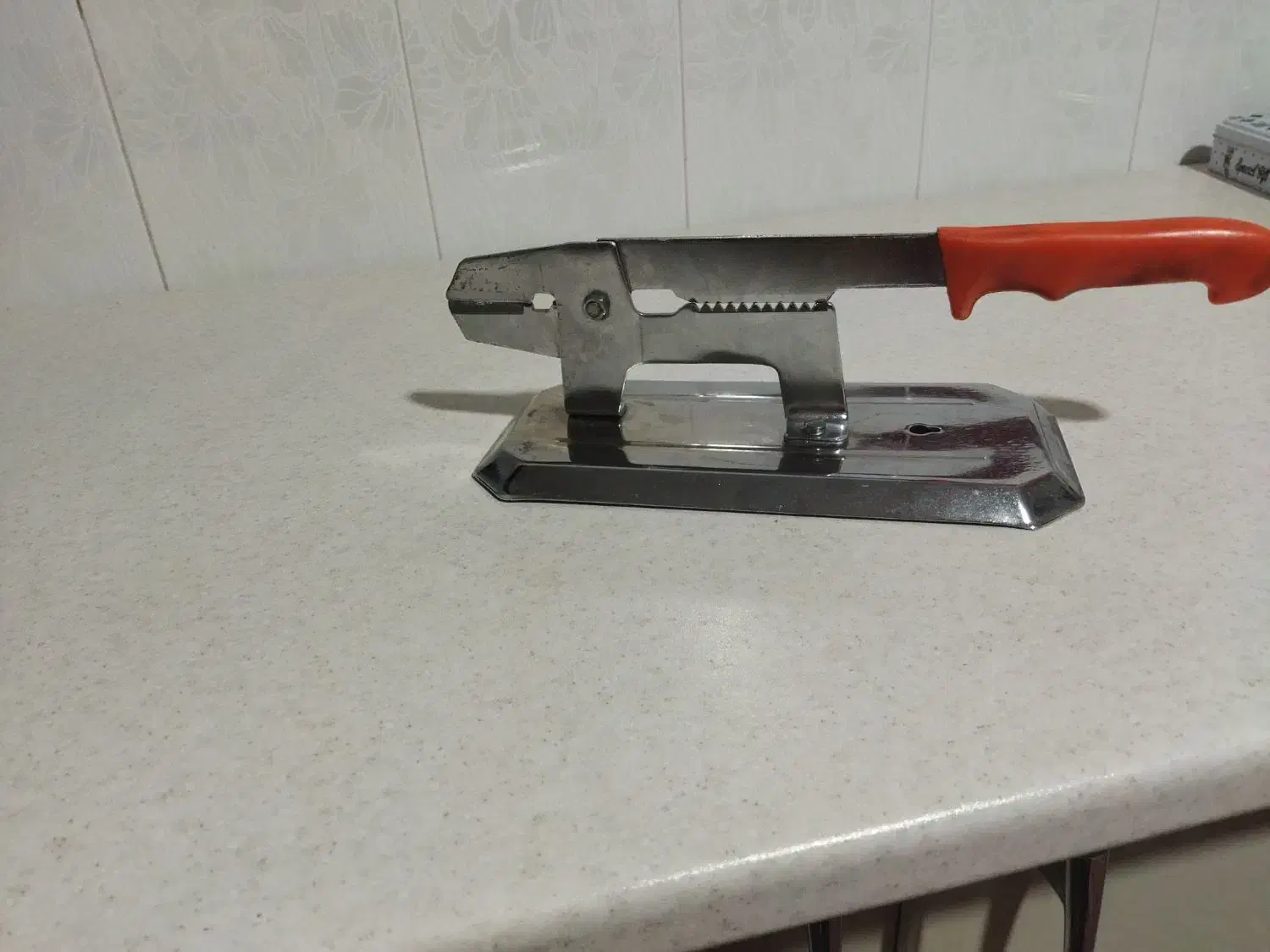 قندشکن قدیمی وگردوشکن قدیمی مربوط به چهل سال پیش|کلکسیون اشیاء عتیقه|لنگرود, |دیوار