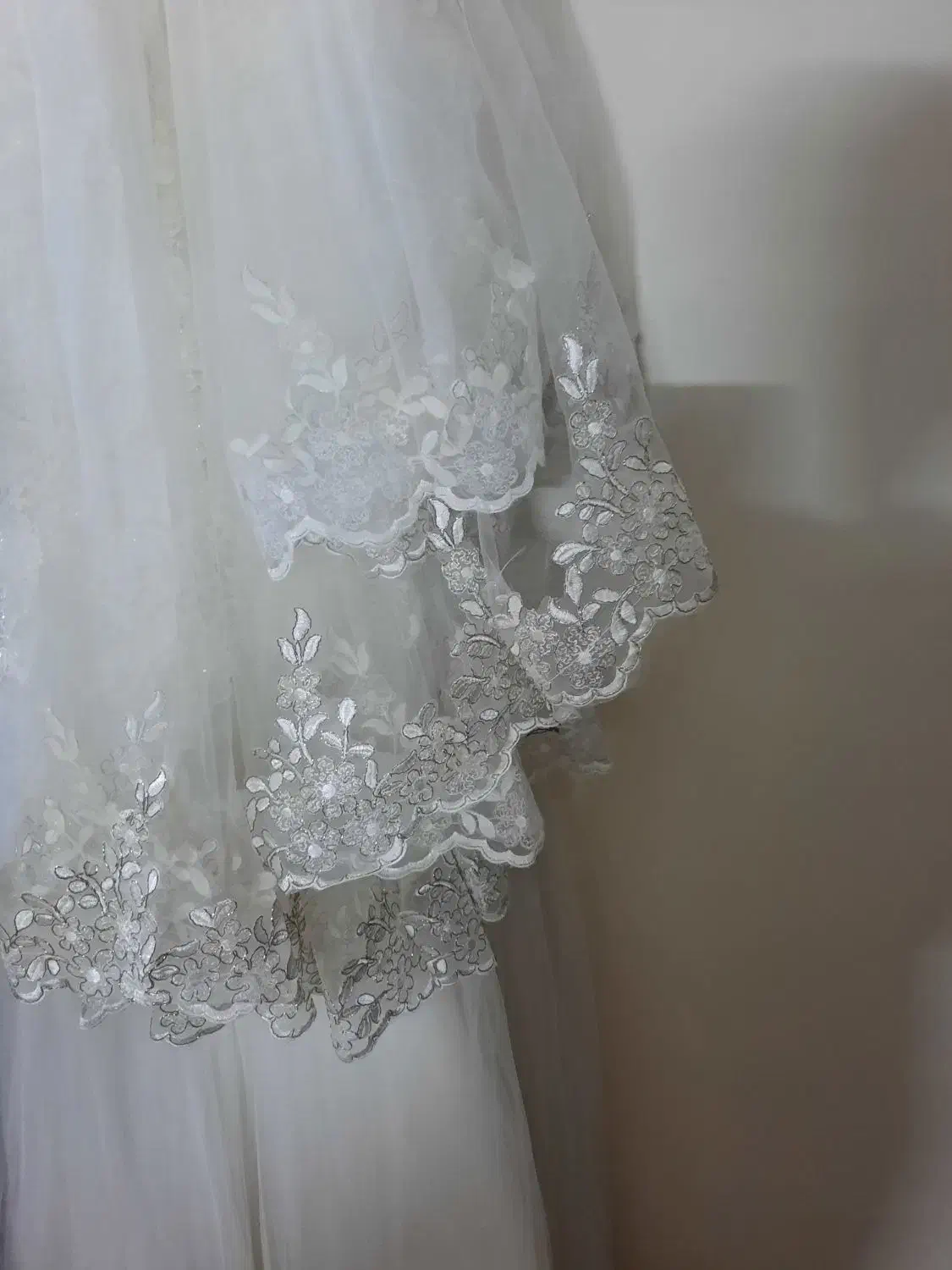 لباس عروس کار شده همراه با تور سر کارشده|لباس|تهران, والفجر (افسریه)|دیوار