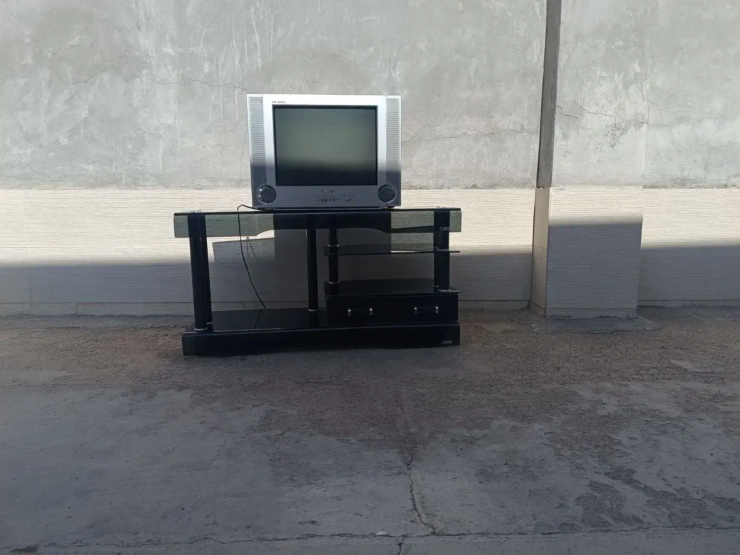 فروش تلویزیون با میز|تلویزیون و پروژکتور|حبیب آباد, |دیوار