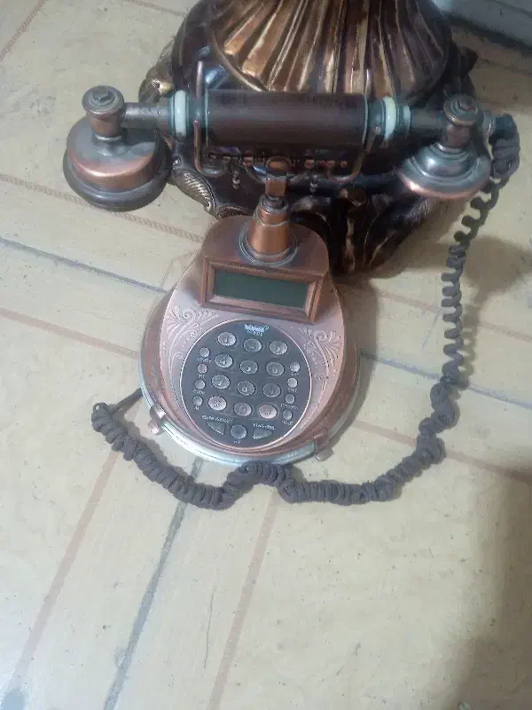 تلفن قدیمی با پایه|کلکسیون اشیاء عتیقه|قم, شاه ابراهیم|دیوار