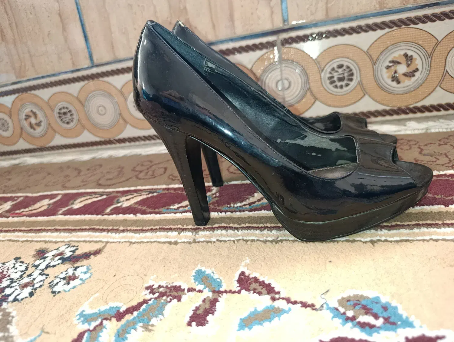 کفش مجلسی|کیف، کفش، کمربند|شیراز, قلعه نو|دیوار